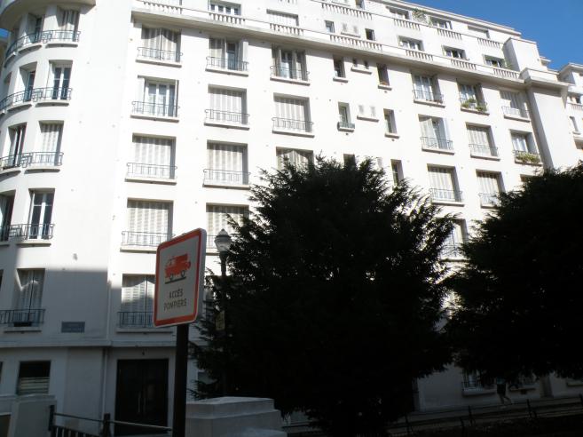  immeuble blanc du square Cachot, 13e